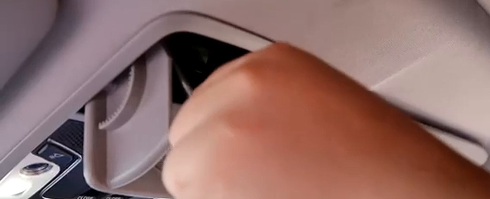 Releasing the Honda CR-V overhead console